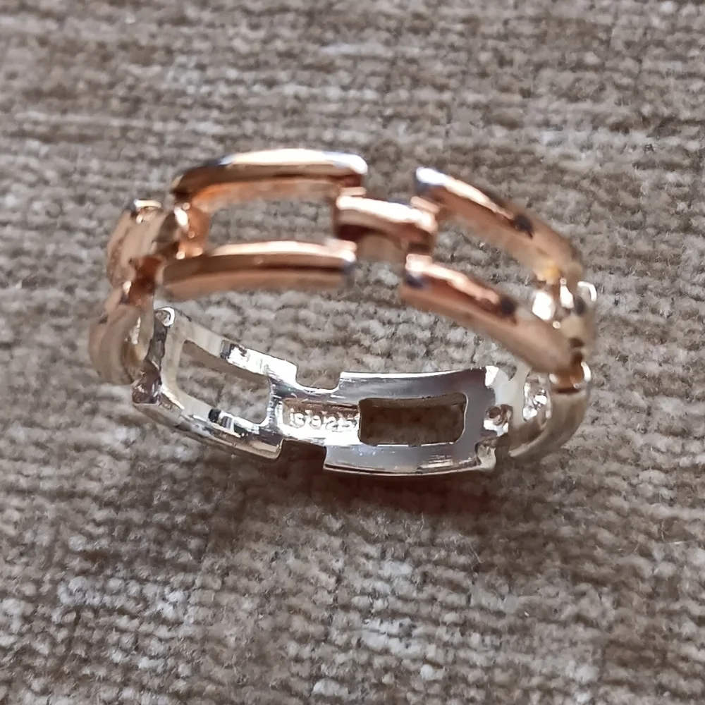 Elegant Gold-Toned Women's Band Ring